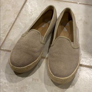 Clark’s women beige slip ons